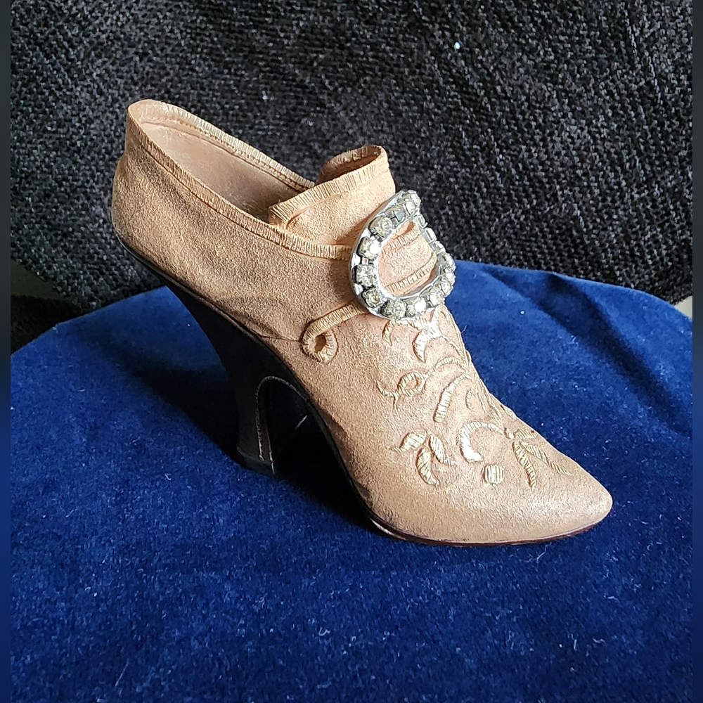 Just The Right Shoe-Teetering Court